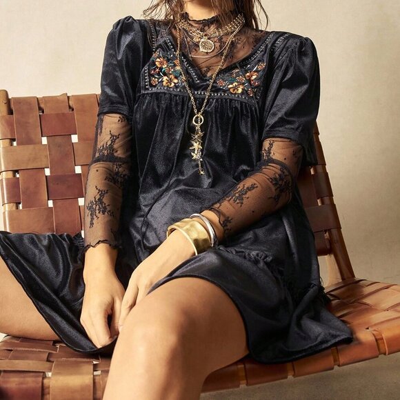 Dresses & Skirts - Black Boho Women's Knit V-Neck Floral Velvet Mini Dress